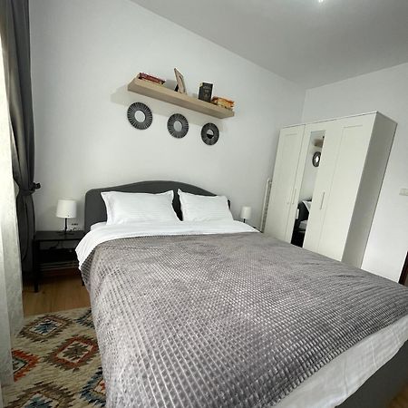 Apartament Cina Husi Exteriör bild