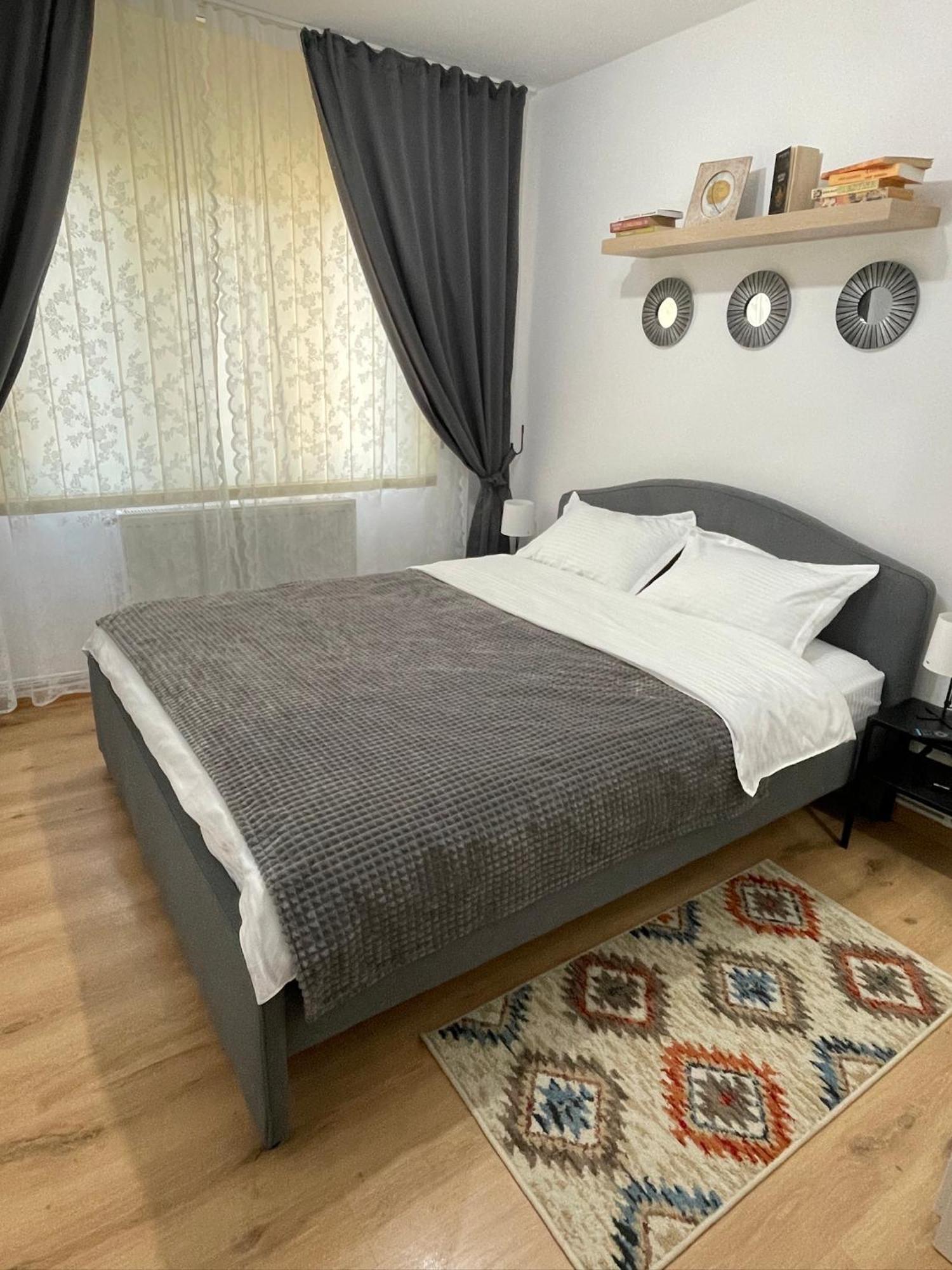 Apartament Cina Husi Exteriör bild